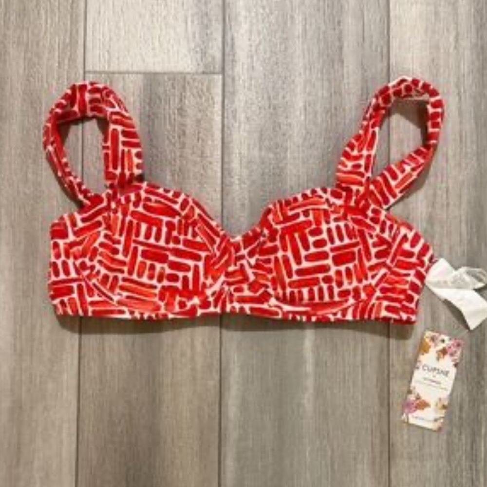 Cupshe Red and White Geometric Patterned Bikini Top Retro Summer Vacation Size M